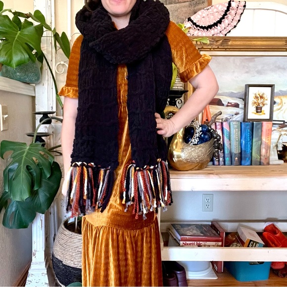 New! Handmade Black Knit Plush SUPER SOFT Oversize Scarf With Full Fringe - Picture 6 of 9